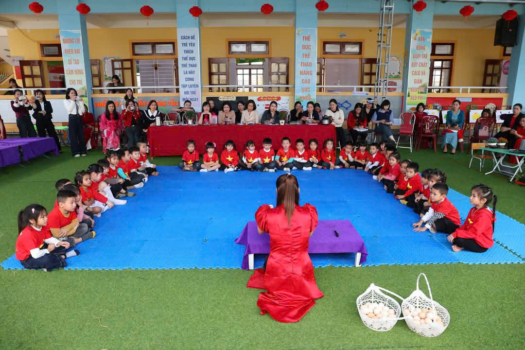 Những hình ảnh các con tham gia hoạt động Làm quen với toán (Thêm, bớt, tạo sự bằng nhau trong phạm vi 4) tại Hội nghị chuyên môn ngày 28/02/2025!